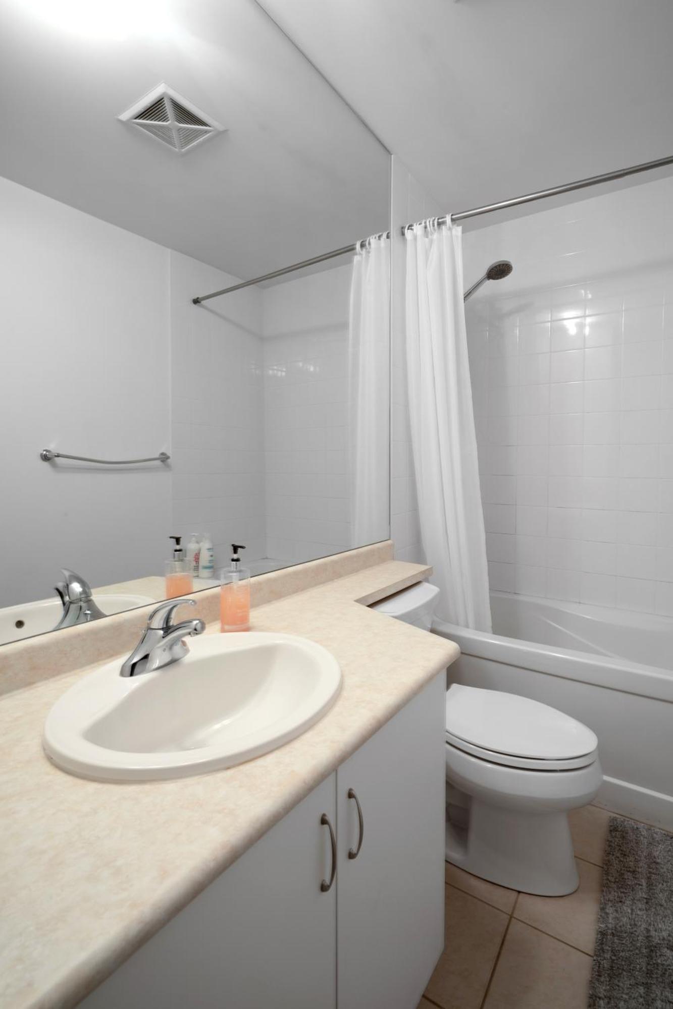 Downtown Toronto 1 Bdrm Condo With Parking And Views Bagian luar foto