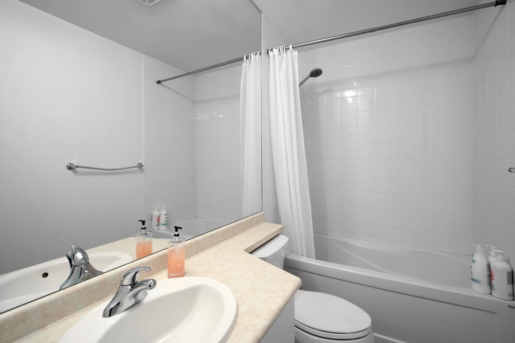 Downtown Toronto 1 Bdrm Condo With Parking And Views Bagian luar foto